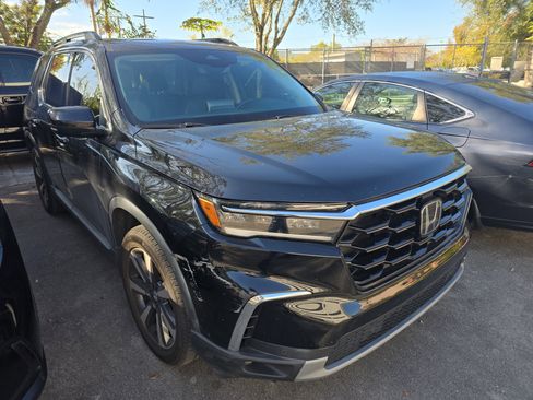 Used 2023 Honda Pilot Touring image 4