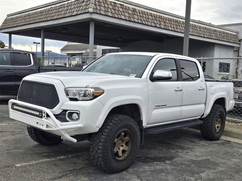Used 2016 Toyota Tacoma Limited image 3