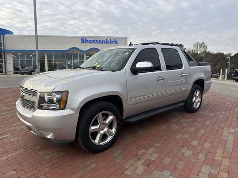 Used 2011 Chevrolet Avalanche LTZ image 4