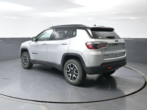 Used 2025 Jeep Compass Trailhawk AWD/4WD image 12