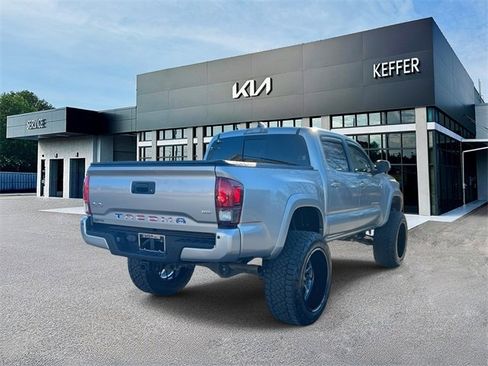 Used 2022 Toyota Tacoma TRD Sport image 8