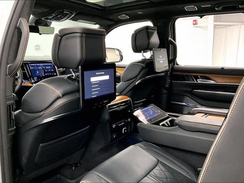 Used 2024 Jeep Grand Wagoneer Series III w/ Rear-Seat Entertainment Group AWD/4WD image 34