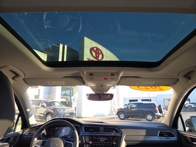 Used 2023 Volkswagen Tiguan SE w/ Panoramic Sunroof Package AWD/4WD image 24