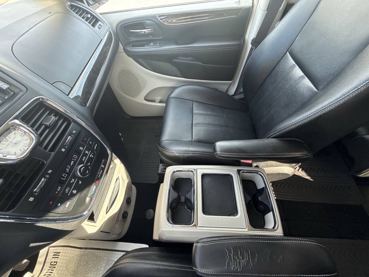 Used 2016 Chrysler Town & Country Touring-L w/ Driver Convenience Group FWD image 23
