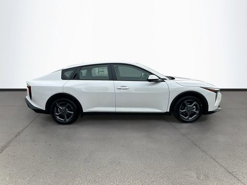 New 2025 Kia K4 LXS image 8