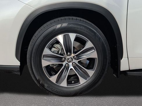 Used 2022 Toyota Highlander XLE FWD image 7