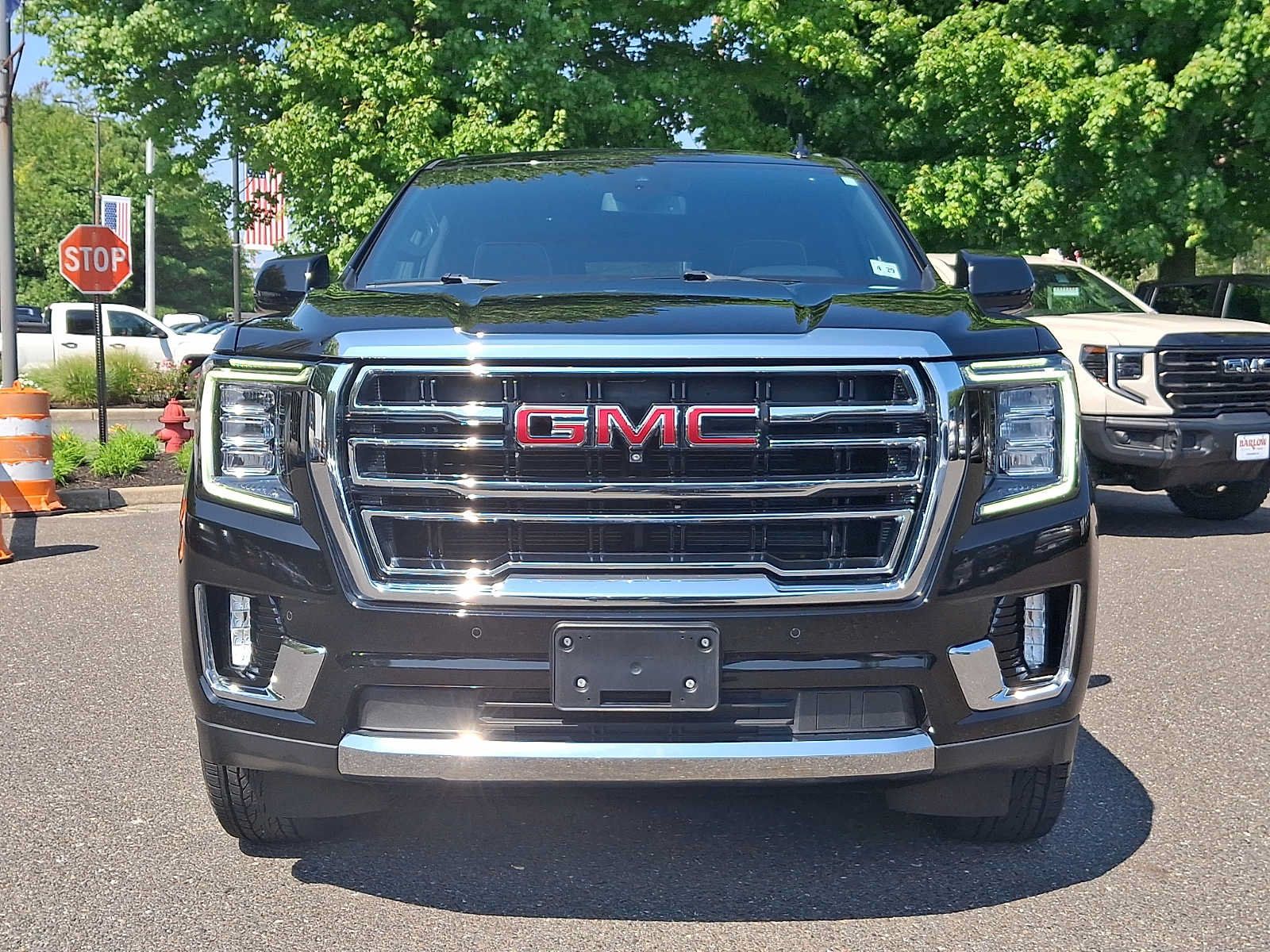 Used 2024 GMC Yukon SLT w/ SLT Luxury Package AWD/4WD image 2
