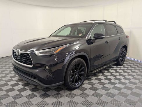 Used 2022 Toyota Highlander XLE FWD image 2