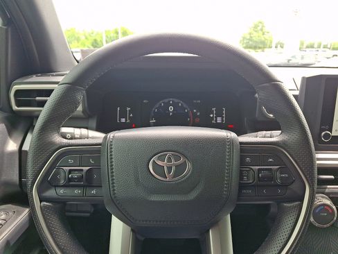 Used 2025 Toyota 4Runner SR5 AWD/4WD image 18