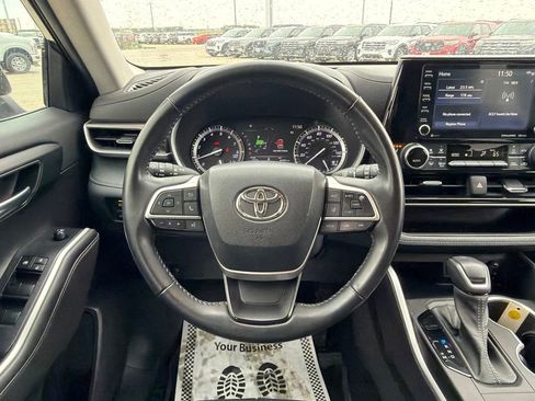 Used 2022 Toyota Highlander XLE AWD/4WD image 11
