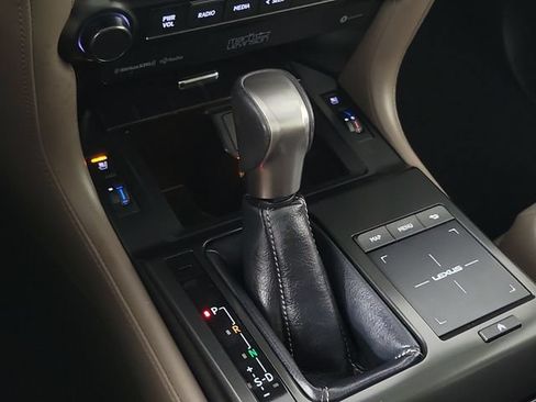 Used 2023 Lexus GX 460 Premium w/ Accessory Package AWD/4WD image 31