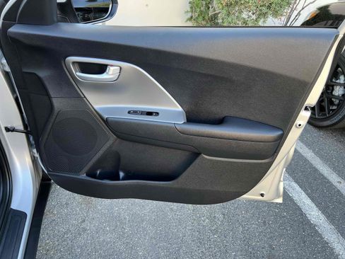 Used 2020 Kia Niro LX FWD image 59