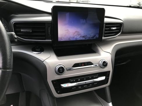 Used 2023 Ford Explorer XLT image 6