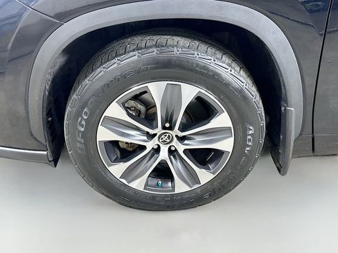 Used 2024 Toyota Highlander XLE image 5