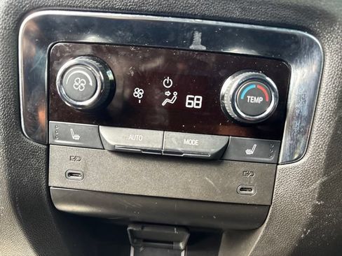 Used 2025 Chevrolet Suburban Premier AWD/4WD image 30