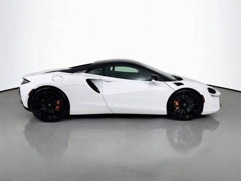 Used 2024 McLaren Artura image 8