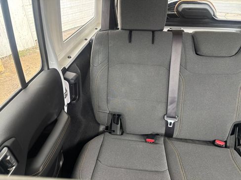 Used 2025 Jeep Wrangler Unlimited Sahara AWD/4WD image 40