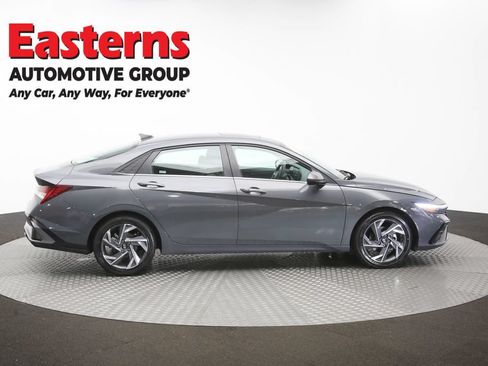 Used 2025 Hyundai Elantra SEL FWD image 46