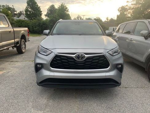 Used 2021 Toyota Highlander Limited AWD/4WD image 3
