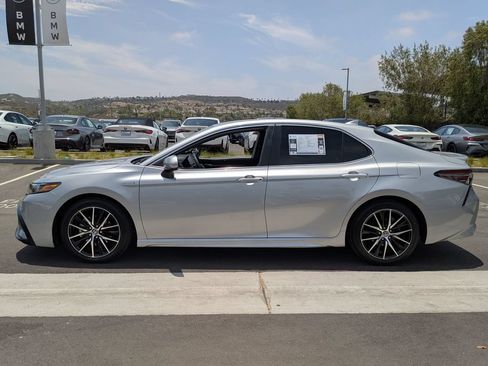 Used 2021 Toyota Camry SE FWD image 5
