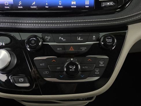 Used 2021 Chrysler Pacifica Touring-L FWD image 23