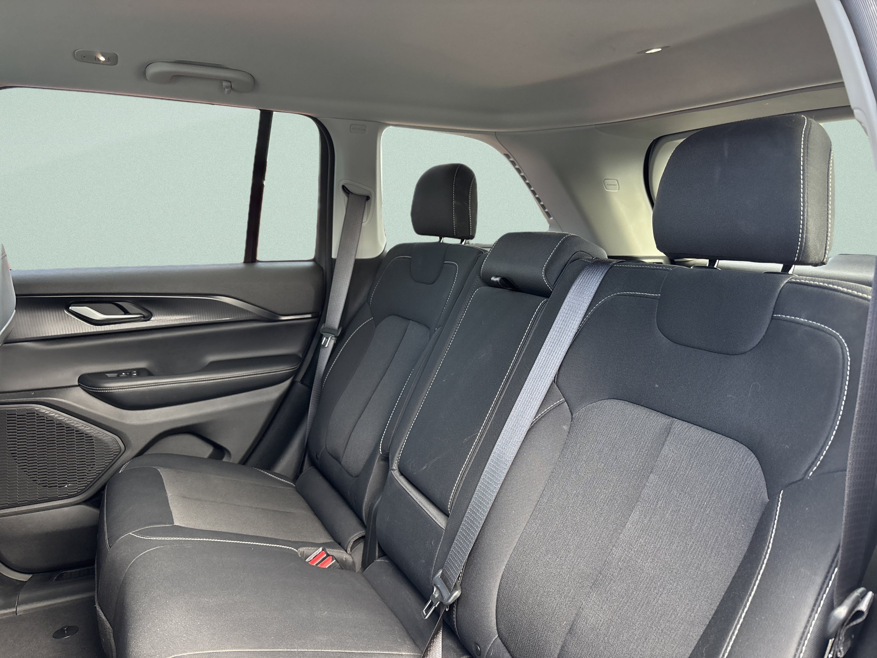 Used 2023 Jeep Grand Cherokee Laredo w/ Luxury Tech Group I AWD/4WD image 18
