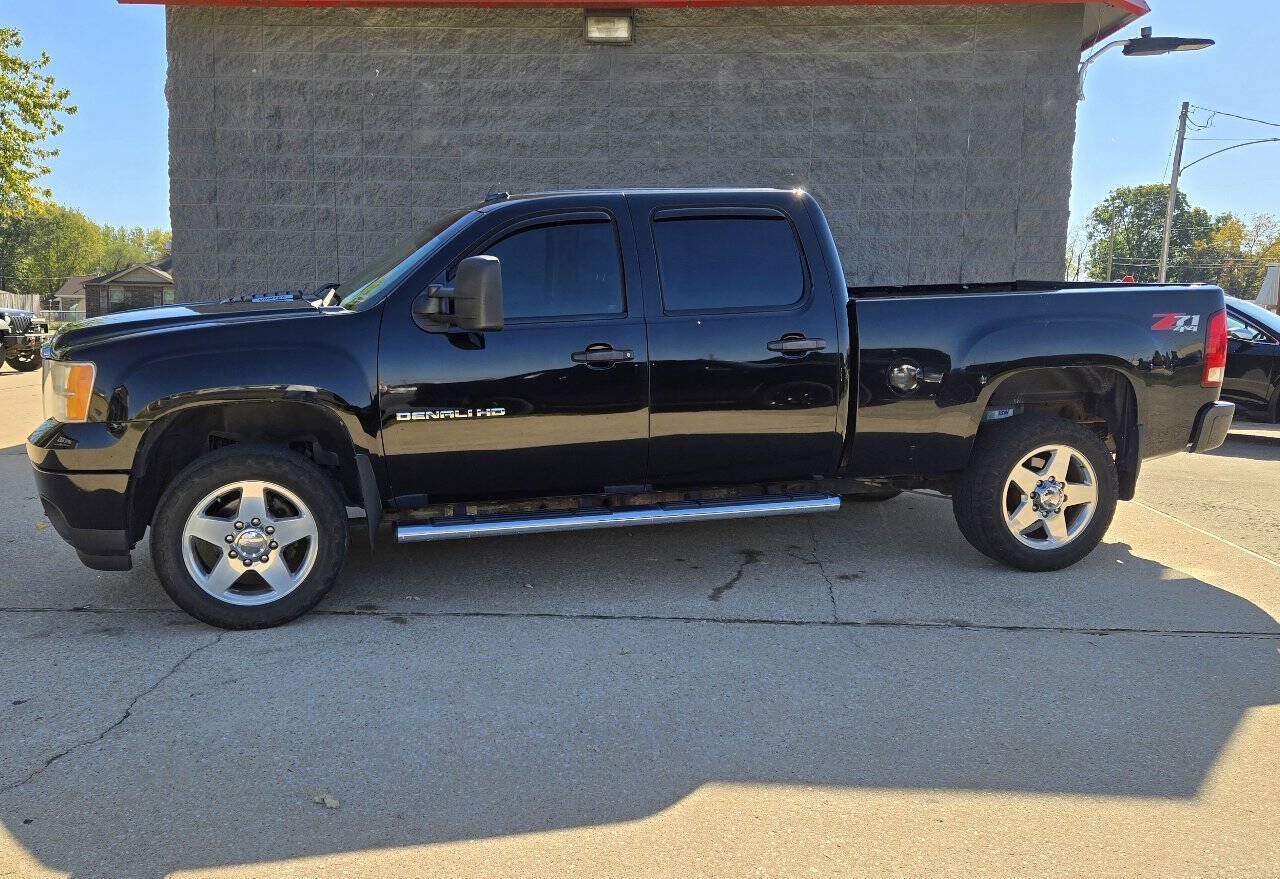 Used 2012 GMC Sierra 2500 Denali w/ Suspension Package, Off-Road AWD/4WD image 2