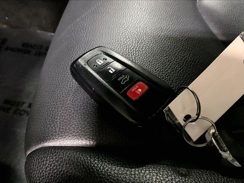 Used 2022 Toyota Highlander XLE AWD/4WD image 15