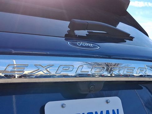 Used 2022 Ford Explorer XLT image 32