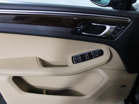 Certified 2024 Porsche Macan AWD/4WD image 19