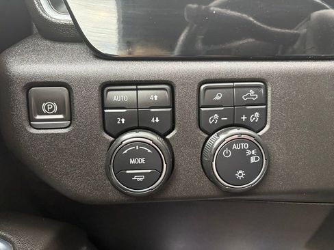 Used 2022 Chevrolet Silverado 1500 LT AWD/4WD image 18