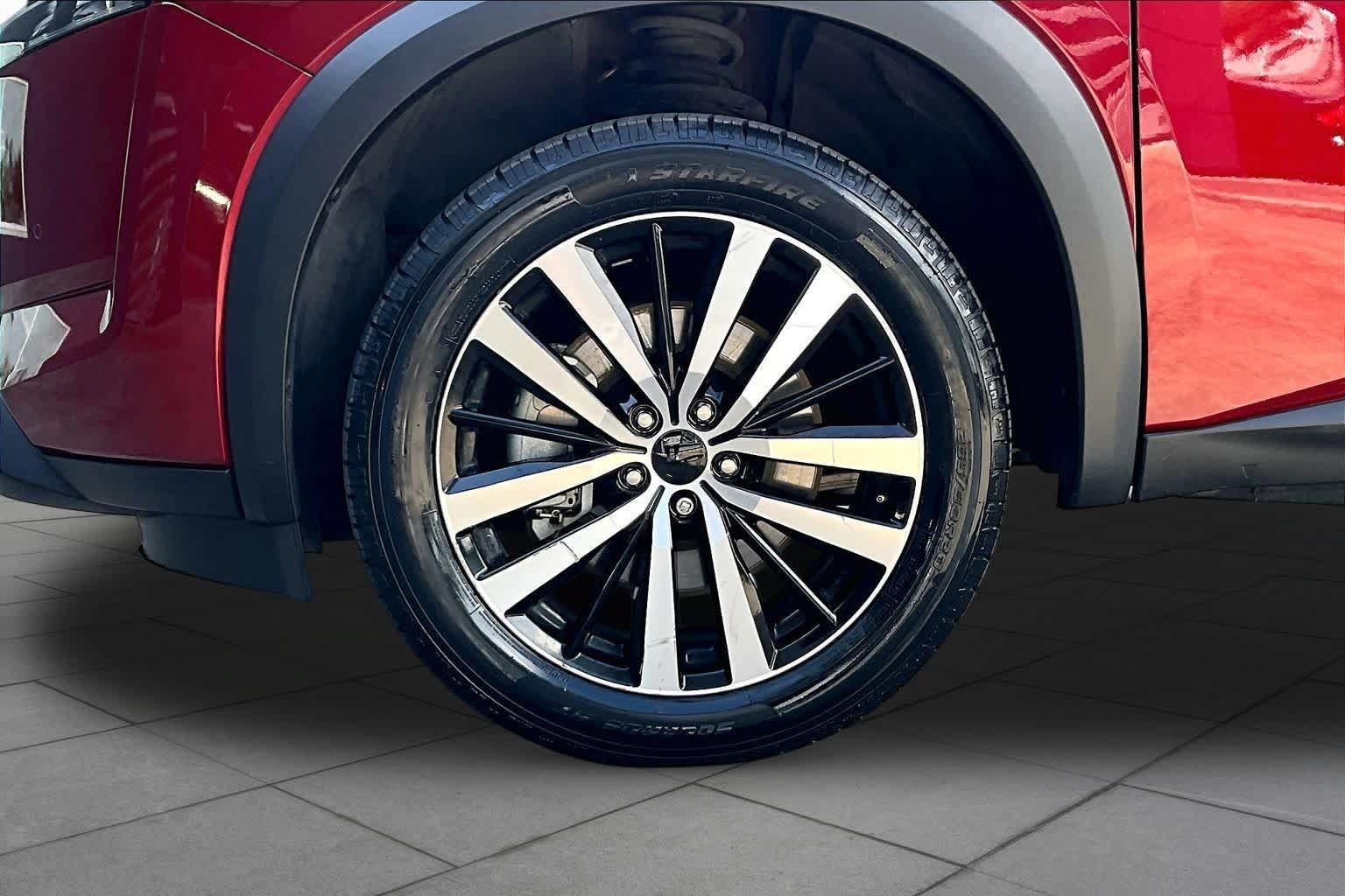 Certified 2023 Nissan Pathfinder Platinum FWD image 11