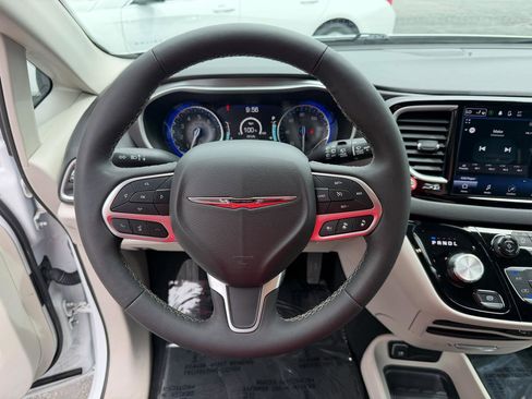 Used 2024 Chrysler Pacifica Touring-L FWD image 26