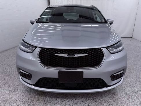 Used 2023 Chrysler Pacifica Touring-L FWD image 6