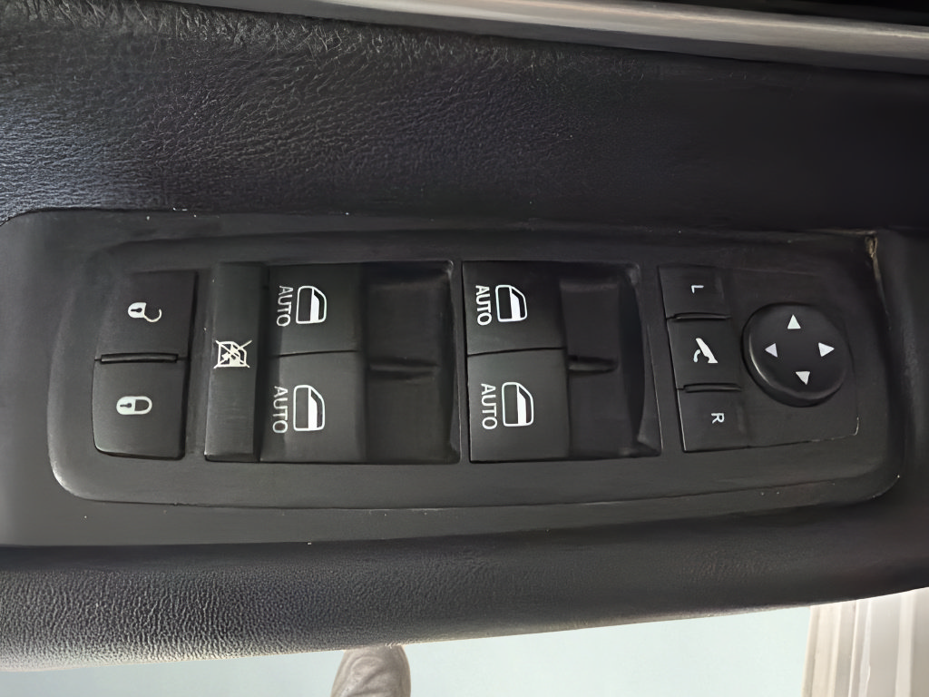 Used 2025 Chrysler Pacifica Limited FWD image 13