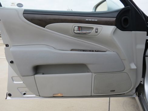 Used 2011 Lexus LS 460 image 32