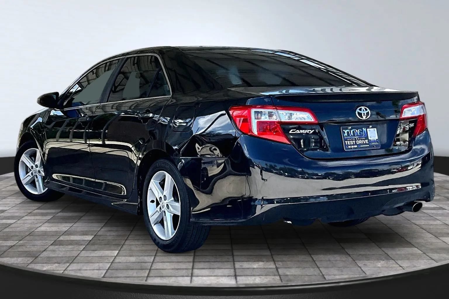 Used 2012 Toyota Camry SE FWD image 4