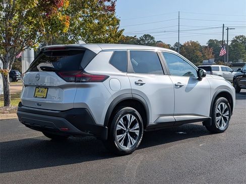 Used 2023 Nissan Rogue SV image 4