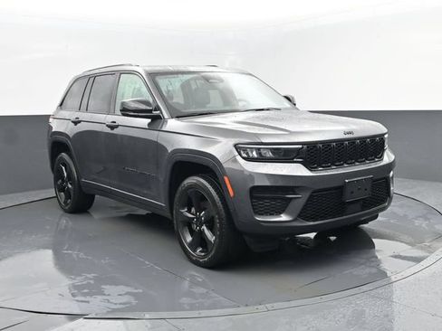 Used 2023 Jeep Grand Cherokee Altitude AWD/4WD image 3