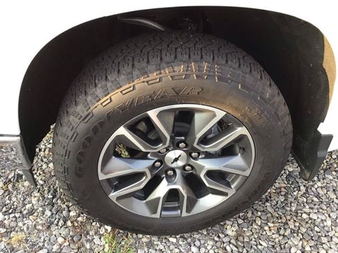 Used 2023 Chevrolet Silverado 1500 LT AWD/4WD image 7
