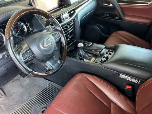 Used 2021 Lexus LX 570 4WD w/ Luxury Package image 9