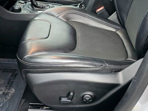 Used 2019 Jeep Cherokee Latitude Plus w/ Comfort/Convenience Group image 19