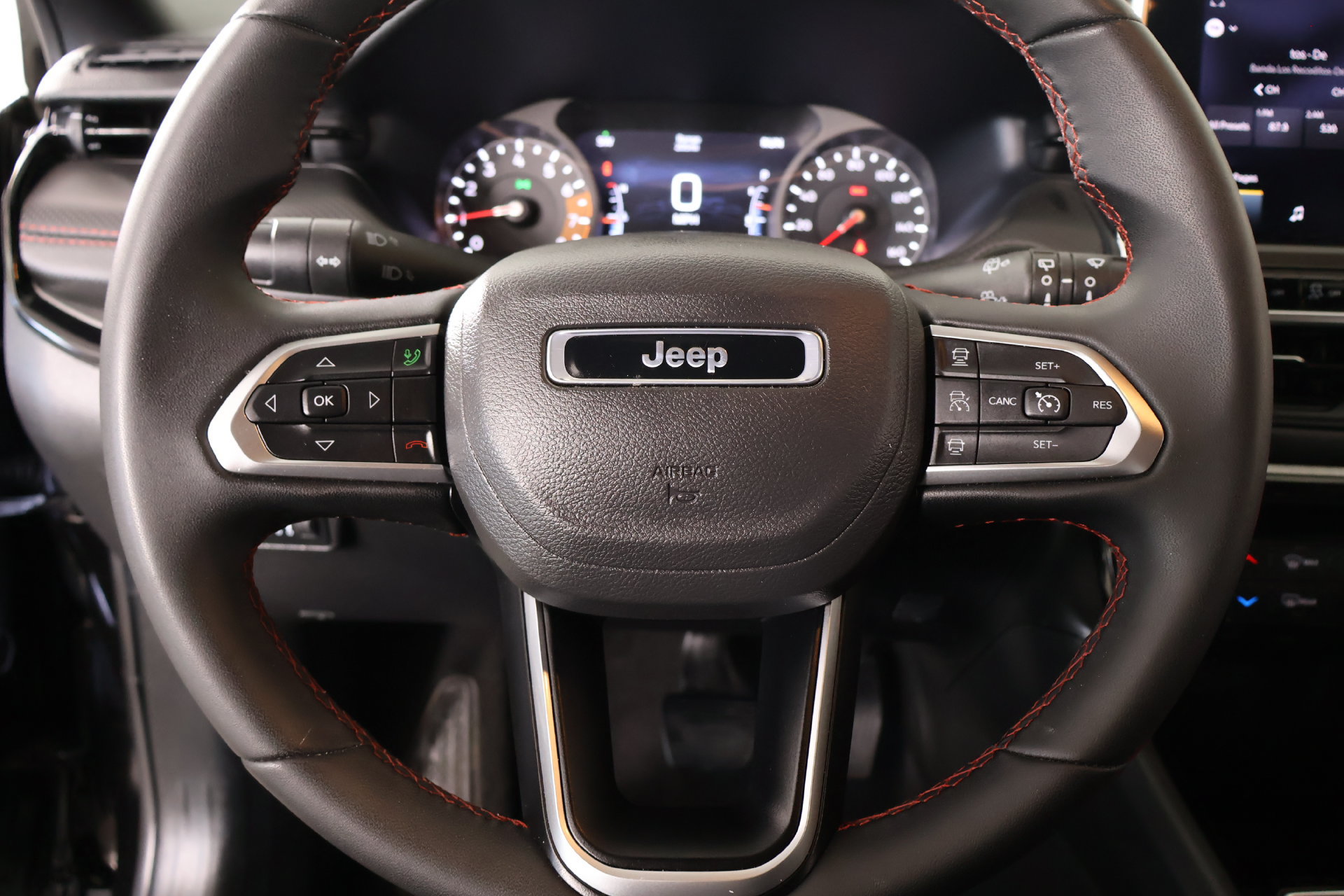 Used 2025 Jeep Compass Trailhawk AWD/4WD image 3