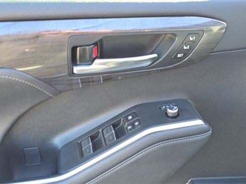 Used 2023 Toyota Highlander Limited image 10