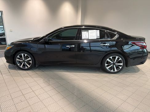 Used 2017 Nissan Altima 2.5 SR image 2