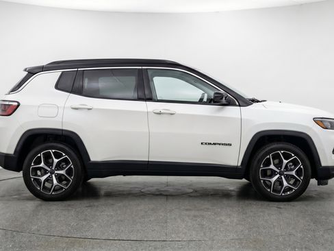 Used 2025 Jeep Compass Limited image 11