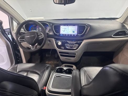 Used 2023 Chrysler Pacifica Touring-L FWD image 21