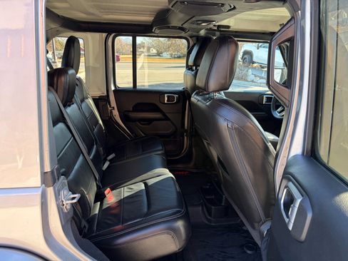 Used 2018 Jeep Wrangler Unlimited Sahara image 7