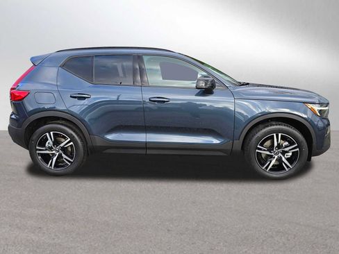 New 2026 Volvo XC40 B5 Core w/ Climate Package image 2