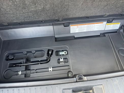 Used 2024 Toyota Highlander XLE image 23